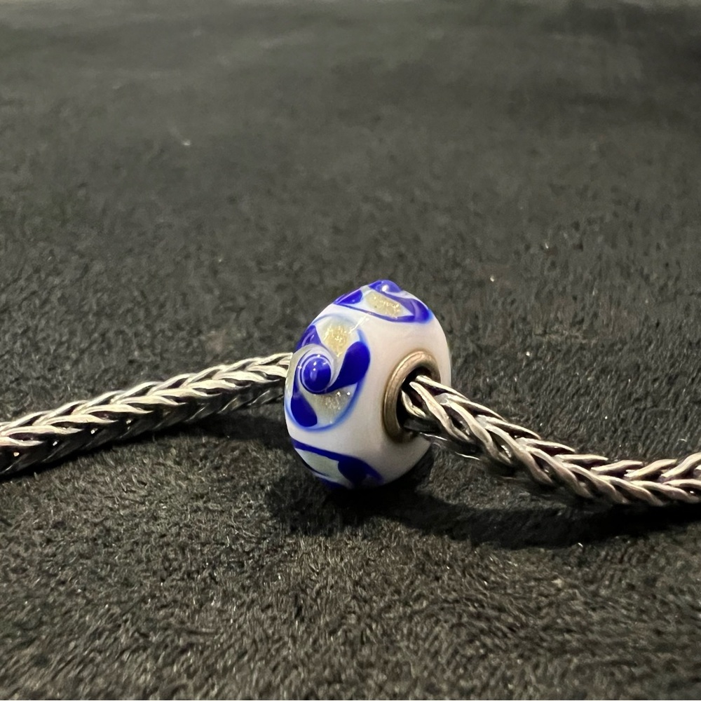 Trollbeads Retired Snow Swirls Glass Bead